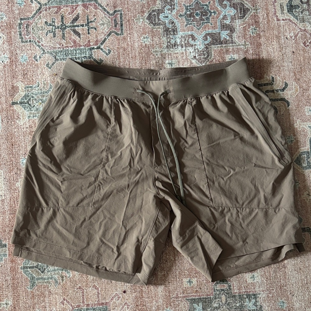 Lululemon License to Train Short 7" linerless - size men’s XL taupe taupetastic